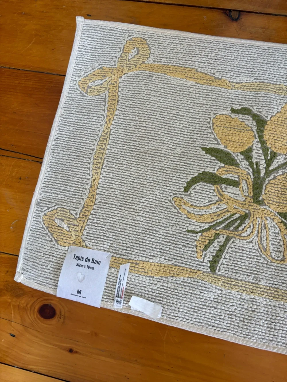 NWT Urban Outfitters Tulip Bunch Plush Tufted Bath Mat